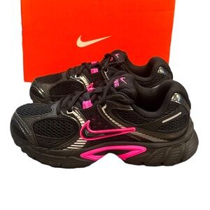 New authentic Nike signature designer woman’s sneakers sz 6 display